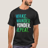 Wake Wander Wonder Repeat トラベル タイポグラフィ Tシャツ (正面)