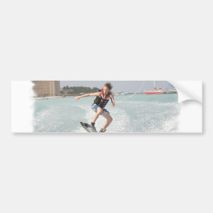 Wakeboarderはバンパーステッカーを跳んでいる バンパーステッカー