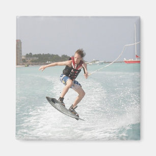 Wakeboarderは正方形の磁石を跳んでいる マグネット