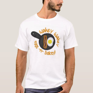 Wakey Wakeyはn BakeyのTシャツに卵を投げつけます Tシャツ