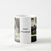 Waldrappトキ亜科の黒によって羽をつけられる鳥のマグ コーヒーマグカップ (中央)