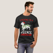 Walking In A Weenie Wonderland Christmas Dachshund Tシャツ (正面フル)