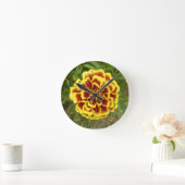Wall clock With Picture Of Marigold On It ラウンド壁時計 (ホーム)