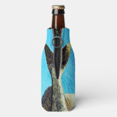 Walleye Pike Fish on Blue and Name ボトルクーラー (ボトル裏面)