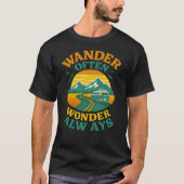 Wander Often Wonder Always レトロな旅行の引用句 ,  Tシャツ (正面)