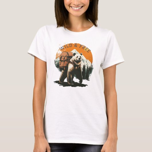 Wander Wild, Trek Free – Hiking Bear T-Shirt Tシャツ (正面)