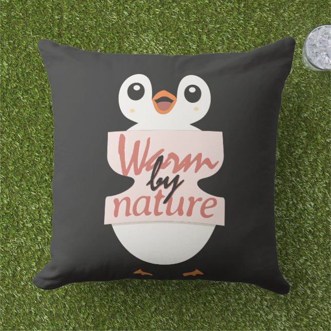 Warm by nature: Adorable Penguin with Playful Text アウトドアクッション (芝生)