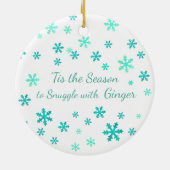 Warm Fuzzies & Winter Flurries Christmas Cat セラミックオーナメント (裏面)