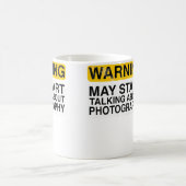 Warning 写真の話をし出すかもしれません - おもしろ コーヒーマグカップ (中央)
