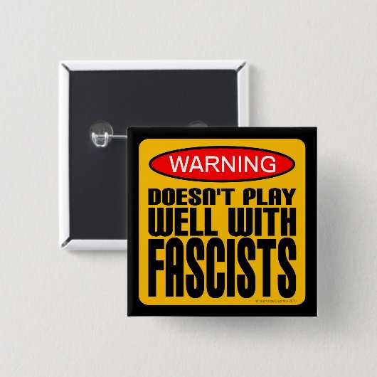 Warning: Doesn't Play Well With Fascists 缶バッジ (正面&裏面)