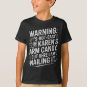Warning It's Noteasy To Be Karen's Arm Candy  Tシャツ (正面)