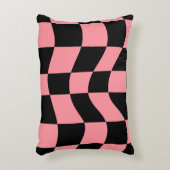 Warped Checkerboard Throw Pillow - Trippy Retro アクセントクッション (正面(垂直))