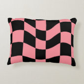 Warped Checkerboard Throw Pillow - Trippy Retro アクセントクッション (裏面)
