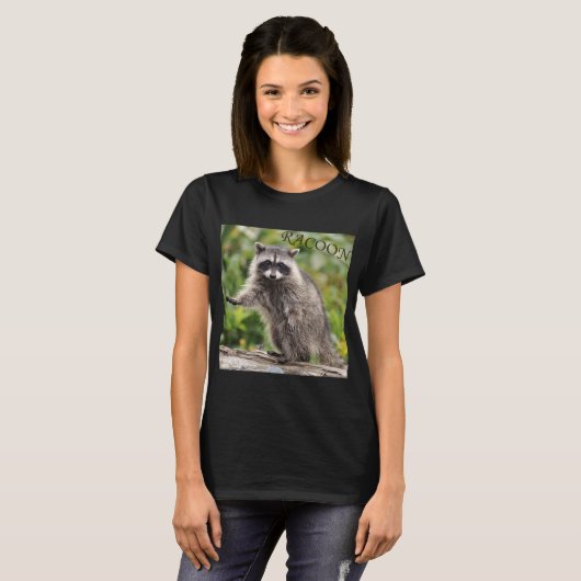 Waschbär im Wald Tシャツ (正面フル)