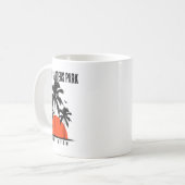 Washington Golden Gardens Park Surfing Surfboardin コーヒーマグカップ (正面左)