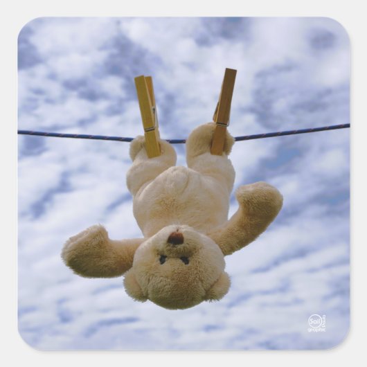 Waslijn met knuffelbeer die hangt te drogen. スクエアシール (正面)