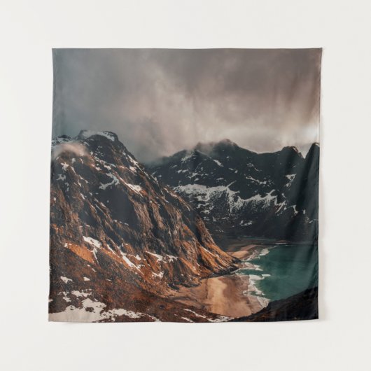 WATを横切る茶色の山の風景写真 タペストリー (正面)