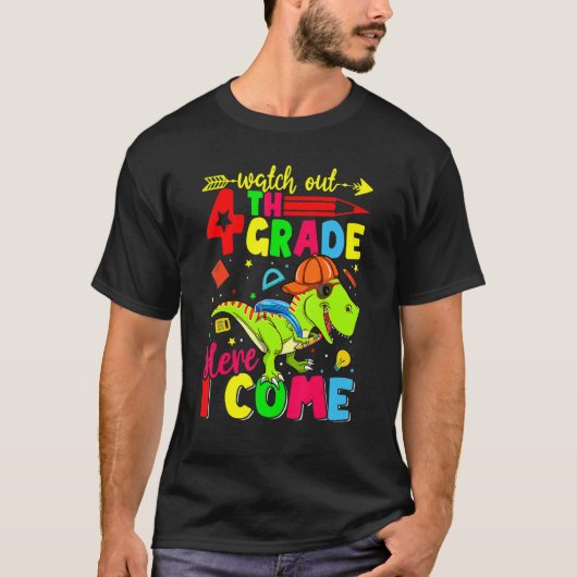 Watch Out 4th Grade Here I Come Dinosaur Back To S Tシャツ (正面)