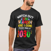 Watch Out 5th Grade Here I Come Future Class 2030  Tシャツ (正面)