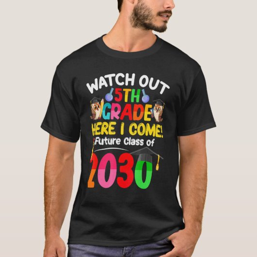 Watch Out 5th Grade Here I Come Future Class 2030  Tシャツ (正面)