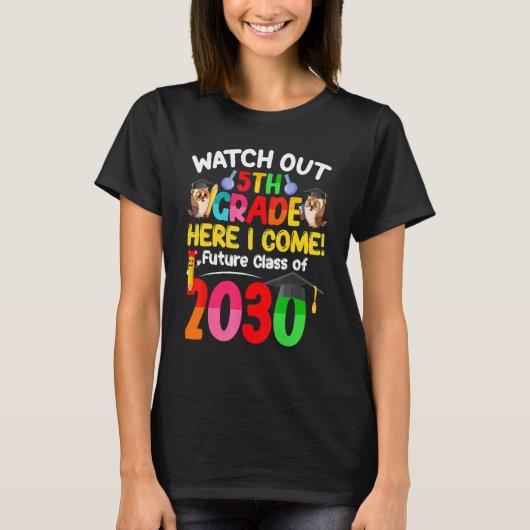 Watch Out 5th Grade Here I Come Future Class 2030  Tシャツ (正面)