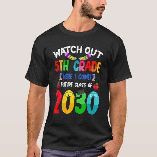 Watch Out 5th Grade Here I Come Future Class 2030  Tシャツ (正面)