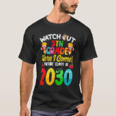 Watch Out 5th Grade Here I Come Future Class 2030  Tシャツ (正面)