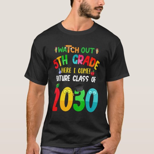 Watch Out 5th Grade Here I Come Future Class 2030 Tシャツ (正面)