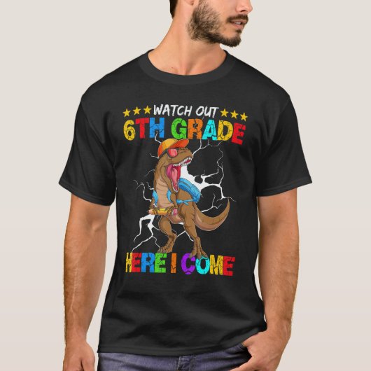 Watch Out 6th Grade Here I Come Dinosaur Back To S Tシャツ (正面)