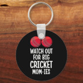 Watch Out For Big Cricket Mom-ies Women Cricket Pl キーホルダー (正面)