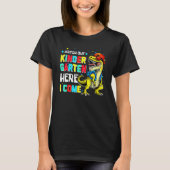 Watch Out Kindergarten Here I Come Dinosaur Back T Tシャツ (正面)