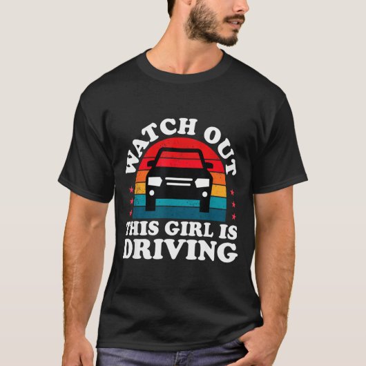 Watch Out This Girl Is Driving Funny New Driver Gi Tシャツ (正面)