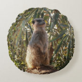 Watchful Sentinel: Meerkat On Lush Green Backdrop ラウンドクッション (正面)