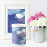 Water Lilies Blue Water Claude Monet ボーンチャイナマグカップ<br><div class="desc">A fine art Bone China Mug with the impressionist painting,  Water Lilies (1897) by Claude Monet (1840-1926). A French Impressionist painter. Inspired by his own garden in Giverny,  France. Lily pads with white flowers on brilliant blue water.</div>