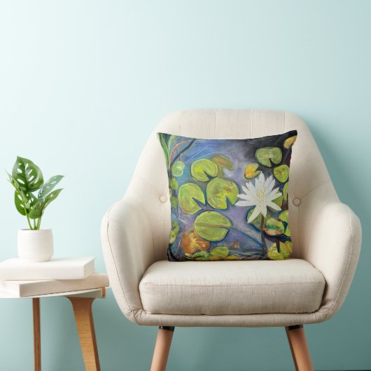 Water Lily in Bloom Throw Pillow クッション (椅子)