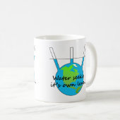 Water seeks it's own level funny flat earther  コーヒーマグカップ (正面右)