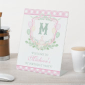 Watercolor Pink 1st Birthday Monogram Crest Party 台座サイン (インサイチュ)