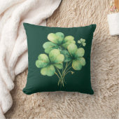 Watercolor Shamrock Bouquet Throw Pillow in Forest クッション (ブランケット)
