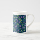 Watercolor violets on blue ボーンチャイナマグカップ (右)