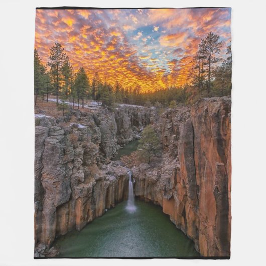 WATERFALL at SUNSET フリースブランケット (正面)
