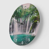 Waterfall in green forest ラージ壁時計 (傾斜)