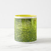 Waters of Oak Creek黄色と緑の自然写真 ツートーンマグカップ (中央)