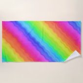 Wavy Diagonal Colorful Rainbow Design ビーチタオル (正面)