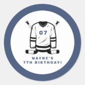 WAYNEホッケープレイヤースポーツをテーマにした少年誕生日 ラウンドシール (正面)