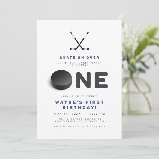 WAYNE Hockey Sportをテーマにしたフォトファースト誕生日 招待状 (スタンド正面)