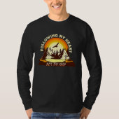 Wayward Son Hiking Camping Vacation Tシャツ (正面)
