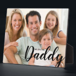 WE モダン Love You Daddyのカスタム写真 フォトプラーク<br><div class="desc">私たちの「WE Love You Daddy」の紹介フォトプラークカスタムデザインは、父親と彼の家族の愛と結び付けパーソナライズされたを祝、心からの方法である。このデザインは美しくモダン、パパに対する愛と感謝の言葉「WE Love You Daddy」表現を表現したタイポグラフィを備えている。私たちのデザインを際立たせるのは、簡単に自分の写真でパーソナライズする能力お気に入りのである。大切な家族の写真を取り入れることで、パパが大切にユニーク誇らしげに展示できる感傷的な記念品を作り出す。笑いと喜びを捉える率直な瞬間であっても、またポーズを取った家族のポートレートであっても、写真は個人的なtouchを追加し、贈り物を本当に特別なものにする。このデザインはエレガント、選択された画像のためのお洒落とフレームを提供するフォトイーゼルのプラークモダンオプションを提供する。贈り物だけでなく、パパのオフィスやリビングルームスタイリッシュや、感傷的な価値を持つあらゆる宇宙で展示できる装飾の一部でもある。このカスタマイズ可能なフォトフレームは、父の日、パパの誕生日、クリスマスなどの大事な行事、またはあなたの愛と感謝のための自発的なジェスチャーとしても表現完璧である。それは家族の中で共有された強い絆と愛を常に思い出させる役割を果たす。私たちの"WE Love You Daddy"フォトカスタムデザインは、パパを尊重し祝ての完璧な贈り物。愛と感謝の本質を捉え、何年も愛スタイリッシュしパーソナライズされたて大切にする大切な思い出を提供して来いる。</div>