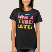 We All Grow At Different Rates SPED Teacher Groovy Tシャツ (正面)