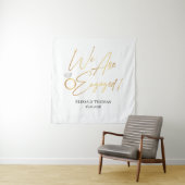 We Are Engaged! Gold Backdrop タペストリー (インサイチュ)