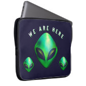 "We Are Here" グリーンエイリアンの頭 ラップトップスリーブ (正面右)